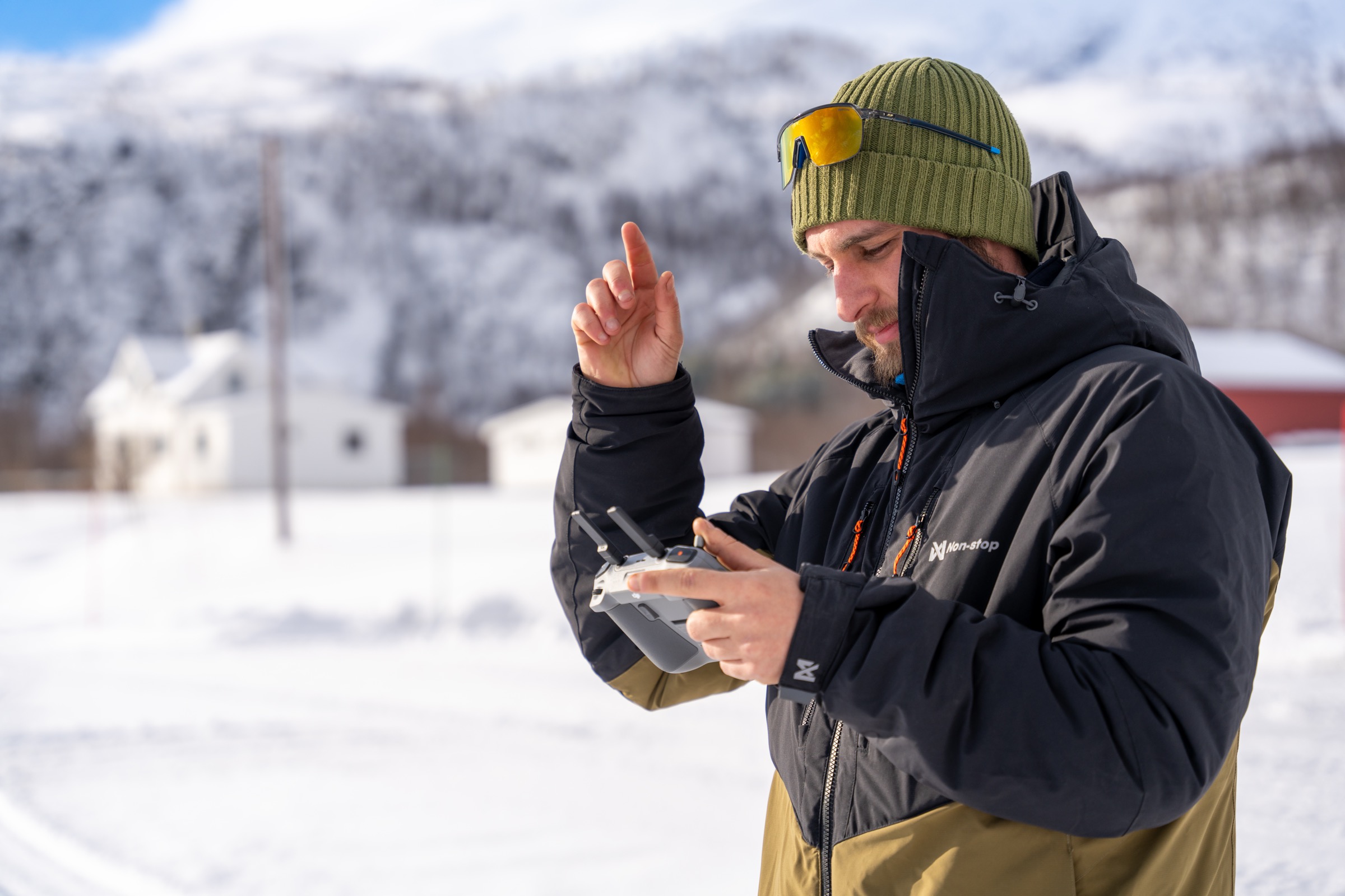 Vincent pilotant un drone